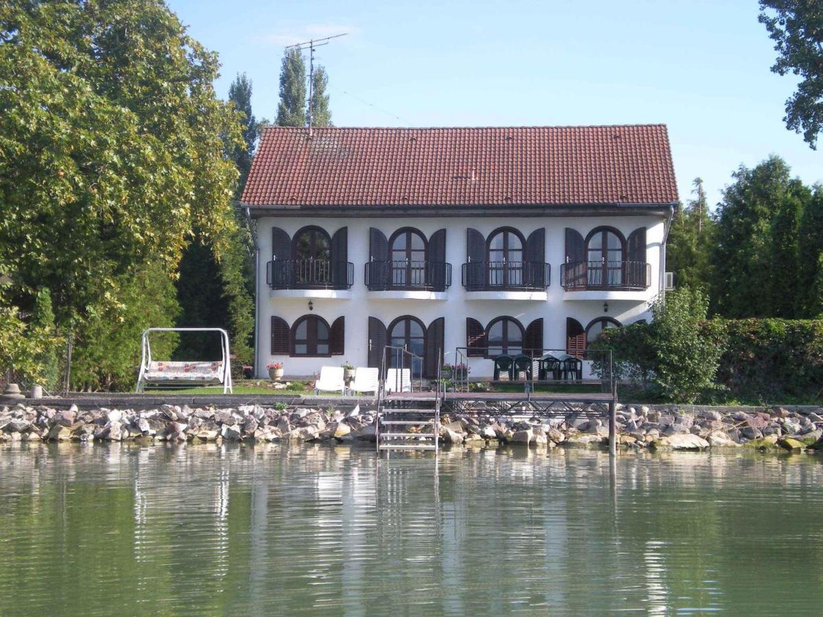 Holiday Homes In Balatonszarszo 20090 Exterior photo